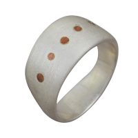 Ανδρικό δαχτυλίδι ''Τάλως'' κατασκευασμένο χειροποίητα από ασήμι 925 βαθμών. Διαθέτει λεπτομέρειες από χαλκό. Δημιουργία από τη συλλογή ''Σημεία''.