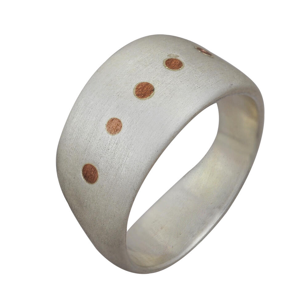 Ανδρικό δαχτυλίδι ''Τάλως'' κατασκευασμένο χειροποίητα από ασήμι 925 βαθμών. Διαθέτει λεπτομέρειες από χαλκό. Κομμάτι από τη συλλογή ''Σημεία''.