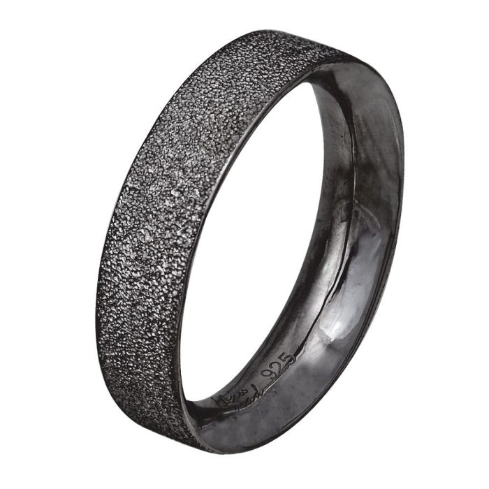 Ανδρικό δαχτυλίδι ''Άγρια Υφή'' κατασκευασμένο χειροποίητα από ασήμι 925 βαθμών με ιδιαίτερη εξωτερική υφή. Έχει δεχθεί μαύρη επιπλατίνωση. Δημιουργία από τη συλλογή ''Ατέρμονα''.