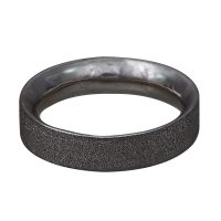 Ανδρικό δαχτυλίδι ''Άγρια Υφή'' κατασκευασμένο χειροποίητα από ασήμι 925 βαθμών με ιδιαίτερη εξωτερική υφή. Έχει δεχθεί μαύρη επιπλατίνωση. Από τη συλλογή ''Ατέρμονα''.