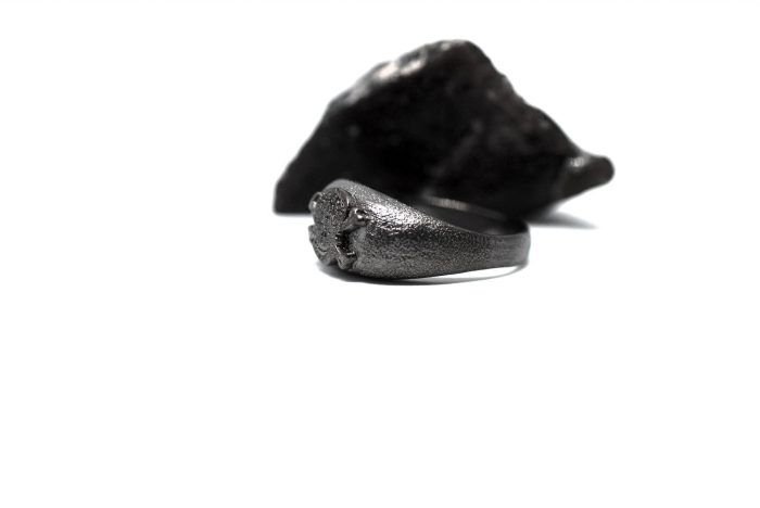 Ανδρικό δαχτυλίδι από ασήμι 925 βαθμών που έχει δεχθεί μαύρη επιπλατίνωση. Το δαχτυλίδι φέρει ένθετο έντεχνο χαρακτικό σχέδιο με νεκροκεφαλή. Κομμάτι από τη συλλογή Θυμήσου Σώμα
