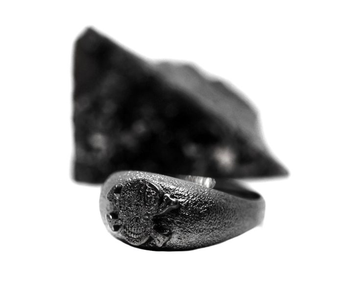Ανδρικό δαχτυλίδι από ασήμι 925 βαθμών που έχει δεχθεί μαύρη επιπλατίνωση. Το δαχτυλίδι φέρει ένθετο έντεχνο χαρακτικό σχέδιο με νεκροκεφαλή. Σχέδιο για τη συλλογή Θυμήσου Σώμα