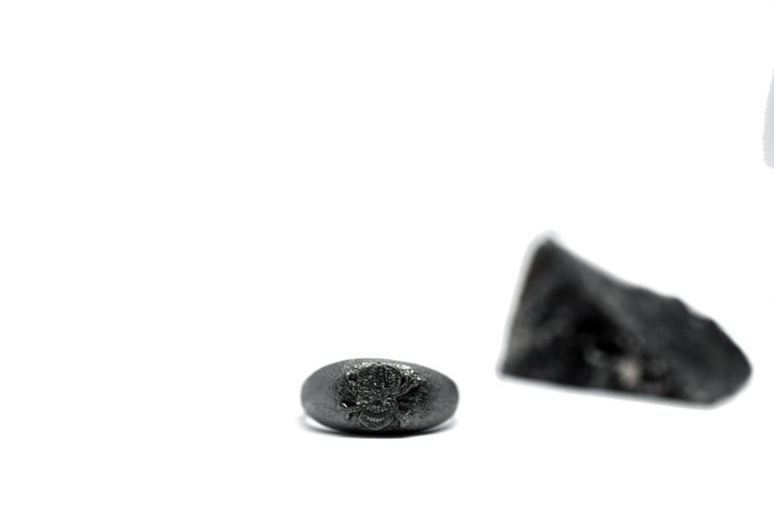 Ανδρικό δαχτυλίδι από ασήμι 925 βαθμών που έχει δεχθεί μαύρη επιπλατίνωση. Το δαχτυλίδι φέρει ένθετο έντεχνο χαρακτικό σχέδιο με νεκροκεφαλή. Δημιουργία από τη συλλογή ''Θυμήσου Σώμα''