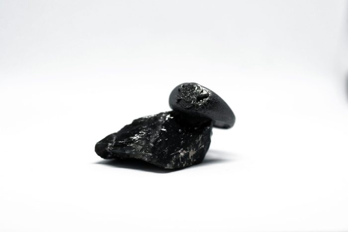 Ανδρικό δαχτυλίδι από ασήμι 925 βαθμών που έχει δεχθεί μαύρη επιπλατίνωση. Το δαχτυλίδι φέρει ένθετο έντεχνο χαρακτικό σχέδιο με νεκροκεφαλή. Κομμάτι από τη συλλογή ''Θυμήσου Σώμα''