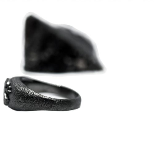 Ανδρικό δαχτυλίδι από ασήμι 925 βαθμών που έχει δεχθεί μαύρη επιπλατίνωση. Το δαχτυλίδι φέρει ένθετο έντεχνο χαρακτικό σχέδιο με νεκροκεφαλή. Σχεδιασμένο για τη συλλογή ''Θυμήσου Σώμα''