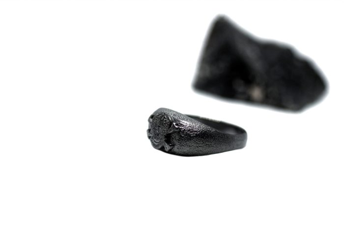 Ανδρικό δαχτυλίδι από ασήμι 925 βαθμών που έχει δεχθεί μαύρη επιπλατίνωση. Το δαχτυλίδι φέρει ένθετο έντεχνο χαρακτικό σχέδιο με νεκροκεφαλή. Σχέδιο για τη συλλογή ''Θυμήσου Σώμα''