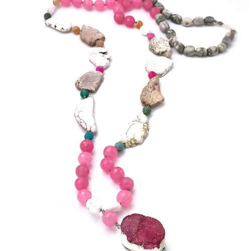 Γυναικείο κολιέ μακρύ , τύπου rope, με περίμετρο 104εκ, +5,5εκ. το κρεμαστό στοιχείo ροζ αχάτη druzy. Απαρτίζεται από χάντρες ροζ νεφρίτη, αχάτη σε διάφορα σχήματα και χρώματα και ίασπις, δεμένες με ασημί μεταλιζέ κηροκλωστή. Φέρει στοιχεία από ασήμι 925.